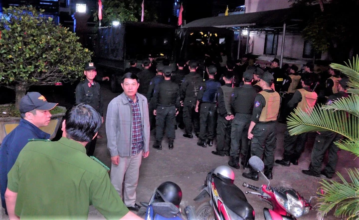 Đại tá Nguyễn Ngọc Sơn - Phó Giám đốc Công an tỉnh (người đứng giữa) chỉ đạo các lực lượng xuất quân phá án. (Ảnh: Công an Gia Lai)