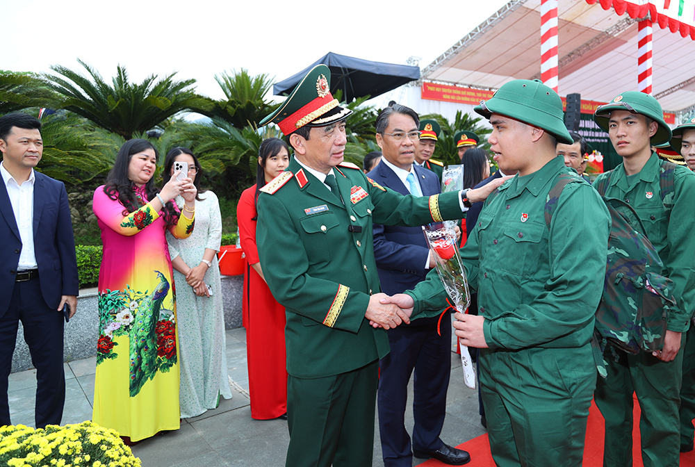 Đại tướng Phan Văn Giang tặng hoa, động viên các thanh niên tỉnh Cao Bằng lên đường nhập ngũ. (Ảnh: Bộ Quốc phòng)