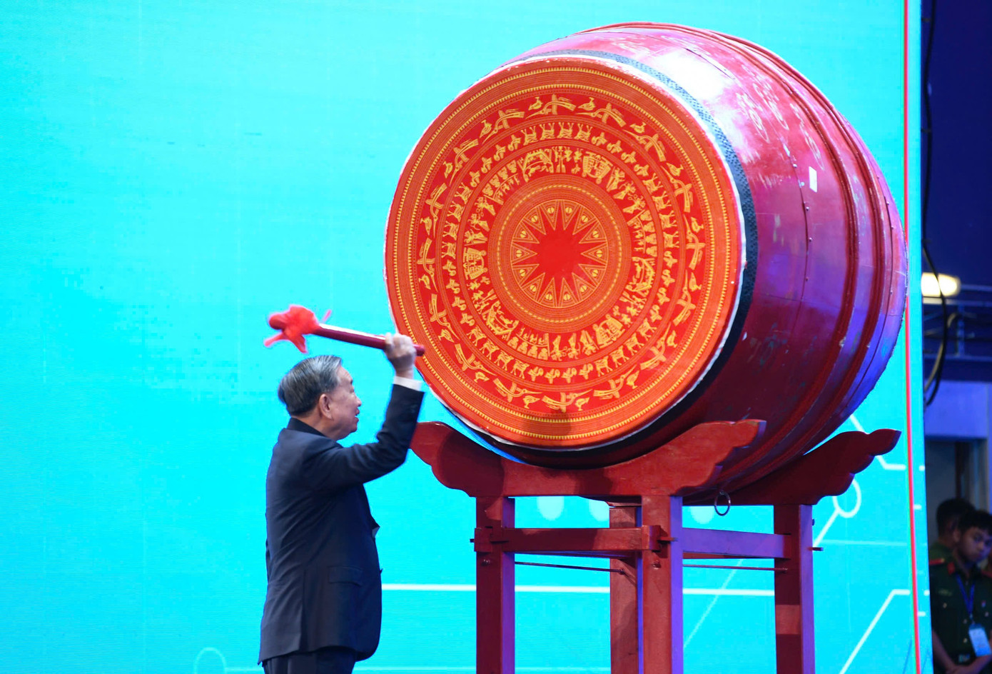 Tổng Bí thư Tô Lâm đánh trống khai giảng năm học 2025-2026 danh-trong-khai-giang.jpg