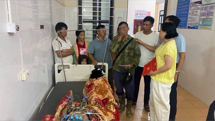 Lãnh đạo UBND xã Mường Nhé thăm hỏi, động viên gia đình nạn nhân. (Ảnh: UBND xã Mường Nhé).