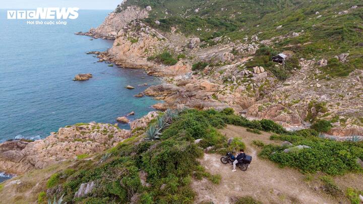 Chỉ cách Gành Đá Đĩa khoảng 1,5km về phía Tây Bắc, tại thôn Phú Hạnh (xã Tuy An Đông, tỉnh Đắk Lắk), Đồi Cổ Thạch hiện lên như một “viên ngọc thô” giữa miền biển nắng gió.