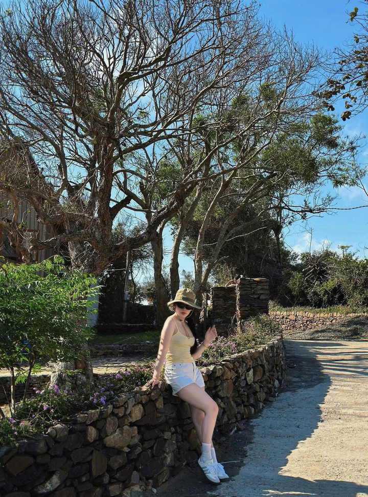 Rất nhiều người trẻ đến đây để khám phá, chụp ảnh.