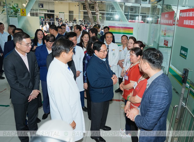 Thủ tướng Phạm Minh Chính thăm hỏi, tặng quà người bệnh - Ảnh 9.