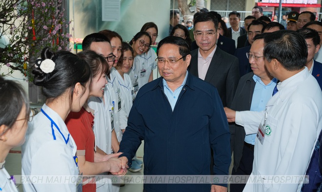 Thủ tướng Phạm Minh Chính thăm hỏi, tặng quà người bệnh - Ảnh 8.