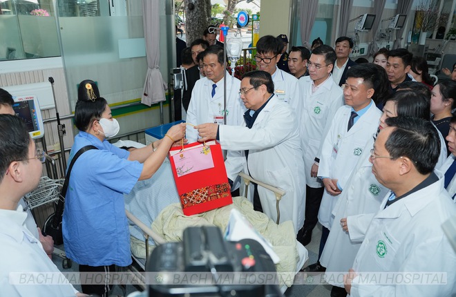 Thủ tướng Phạm Minh Chính thăm hỏi, tặng quà người bệnh - Ảnh 3.