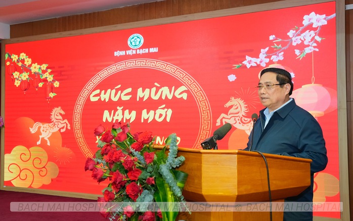 Thủ tướng Phạm Minh Chính thăm hỏi, tặng quà người bệnh - Ảnh 7.