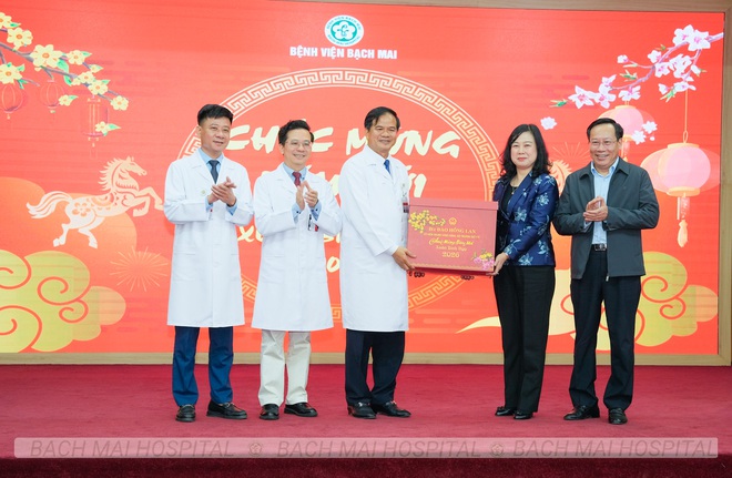 Thủ tướng Phạm Minh Chính thăm hỏi, tặng quà người bệnh - Ảnh 11.