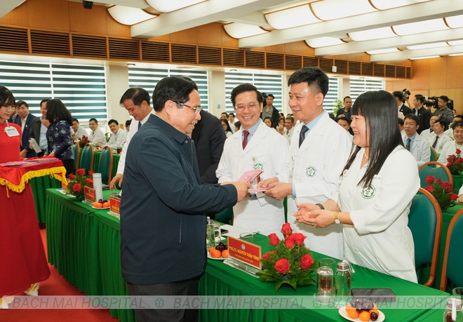 Thủ tướng Phạm Minh Chính thăm hỏi, tặng quà người bệnh - Ảnh 10.