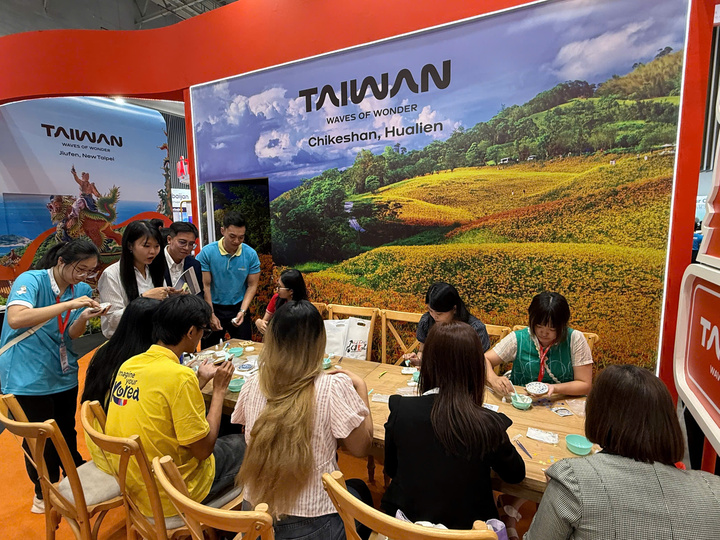 Đông đảo khách tham quan, săn tour giá rẻ tại ITE HCMC 2025.