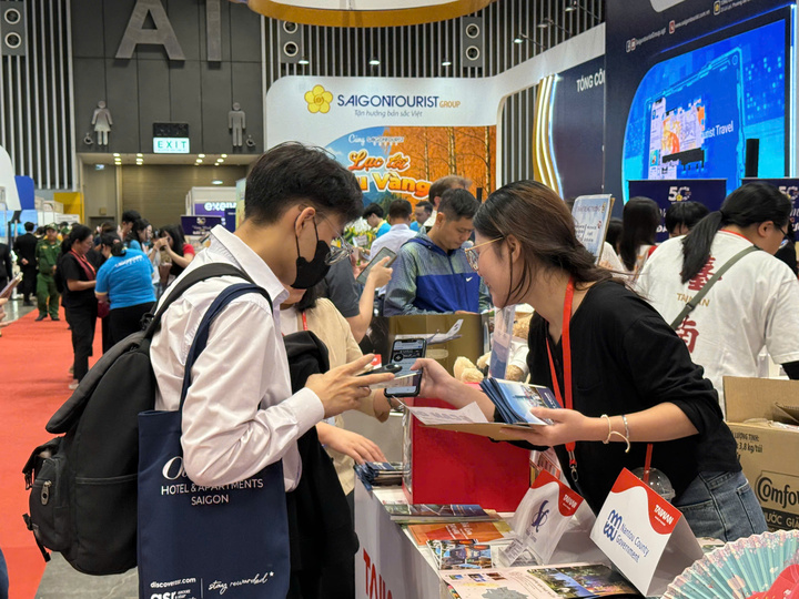 Các gian hàng của doanh nghiệp lữ hành luôn chật kín khách.