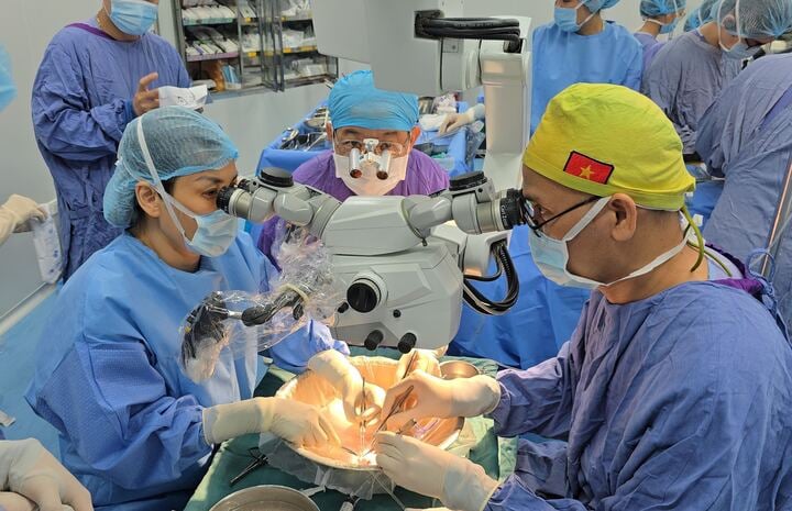 Các bác sĩ thực hiện ca ghép dương vật từ người cho chết não đầu tiên tại Việt Nam. (Ảnh: BVCC)
