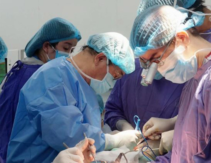 Hai cha con TS Nhung cùng thực hiện chung ca mổ.