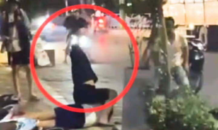 Nam thanh niên bị hành hung giữa phố.