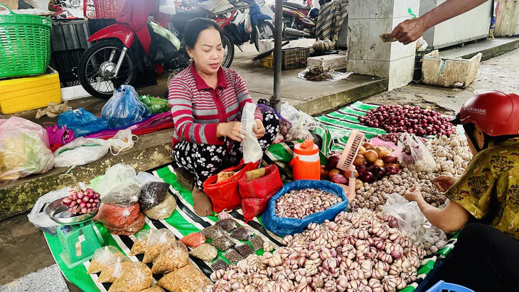 Giá cả đầu ngày: Rau đắt ngang thịt, thanh long miền Tây hồi phục - Ảnh 3.