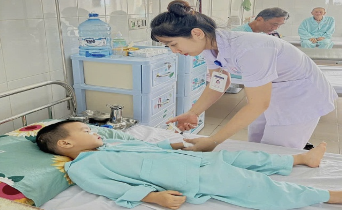 Nhân viên Y tế thăm khám cho cháu bé hóc dị vật pin  hiem-hoa-phin-cuc-ao-2.png