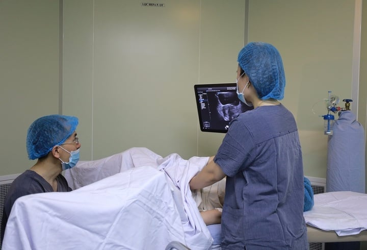 Bác sĩ chuyển phôi vào buồng tử cung.