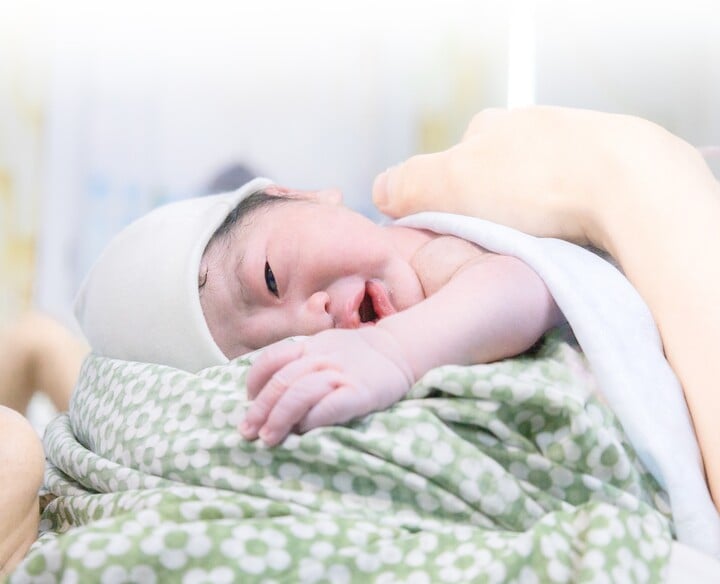 Hình ảnh em bé chào đời khỏe mạnh, bên vòng tay người mẹ