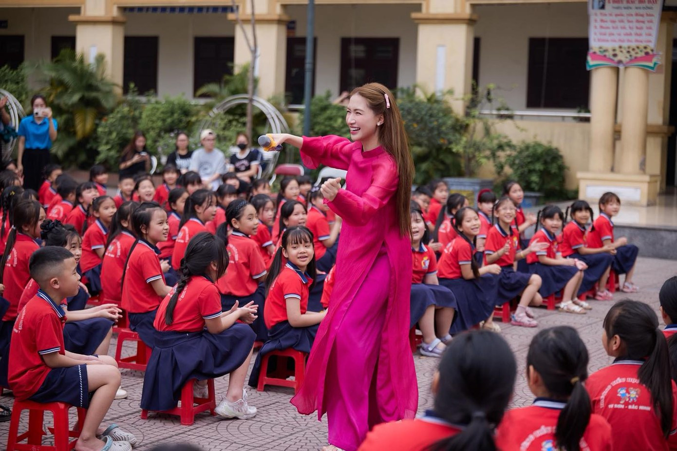 Ca sĩ Hòa Minzy giao lưu, biểu diễn ca khúc Bắc Bling tại một trường tiểu học. hoaminzy.jpg