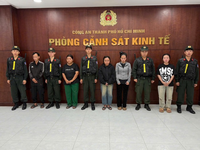 Công an TPHCM khám xét 2 địa điểm, bắt 5 người - Ảnh 1.