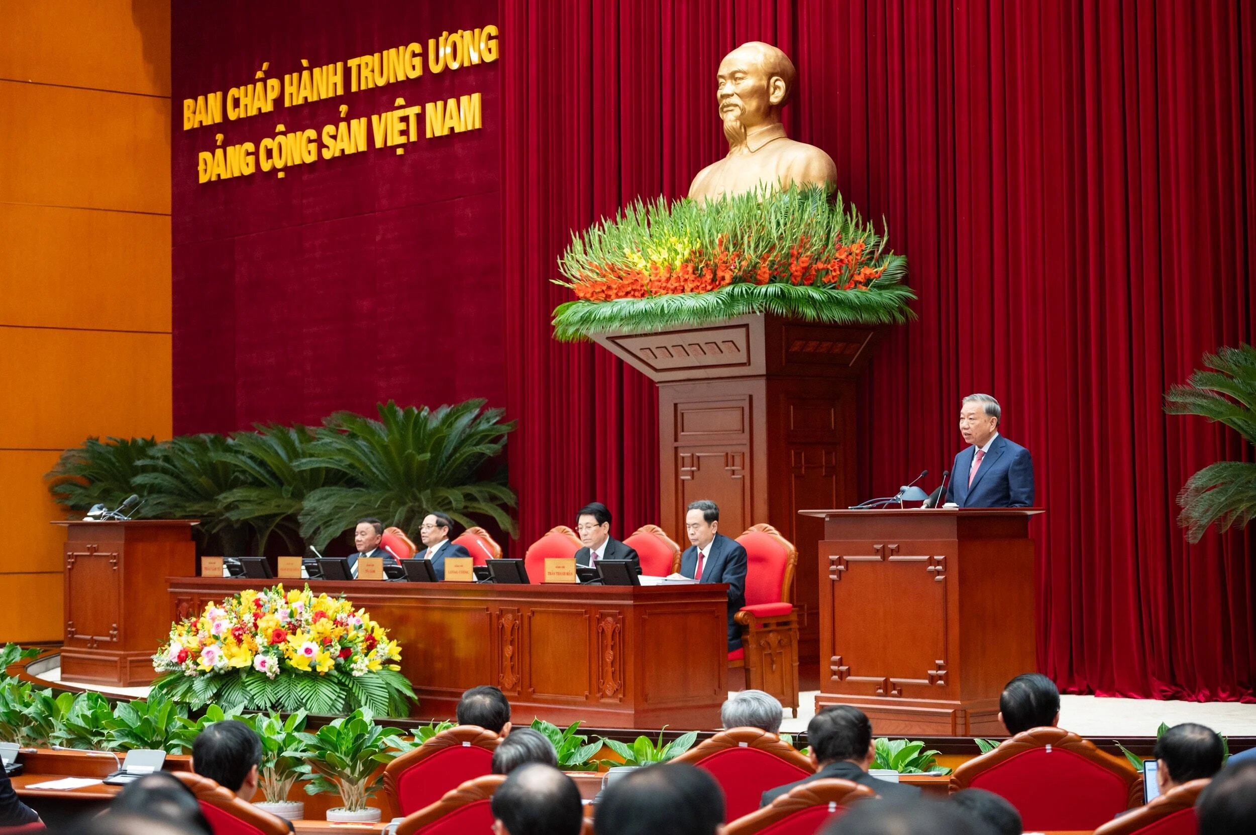 Về dự thảo các Văn kiện trình Đại hội XIV, Tổng Bí thư cho biết đã có thêm gần 14 triệu ý kiến của gần 5 triệu lượt cán bộ, đảng viên, Nhân dân đóng góp và các tiểu ban Văn kiện Đại hội XIV đã chắt lọc, tiếp thu tối đa ý kiến để tiếp tục hoàn thiện Báo cáo chính trị.