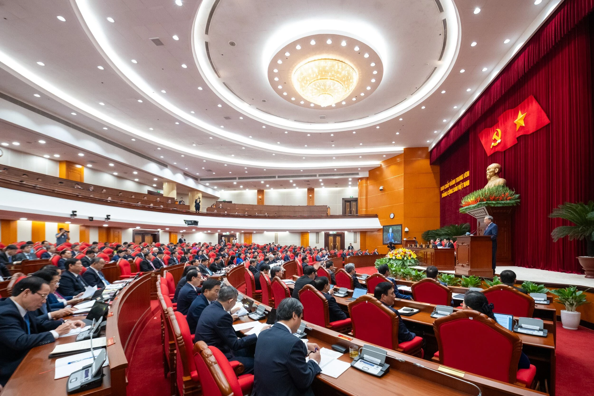 Cụ thể, Hội nghị Trung ương 15 tập trung giải quyết ba nội dung lớn, quan trọng, gồm: Nhóm vấn đề về công tác nhân sự Đại hội XIV của Đảng; Nhóm vấn đề về Dự thảo nội dung các Văn kiện trình Đại hội XIV của Đảng; Các công việc để tổ chức Đại hội lần thứ XIV của Đảng.