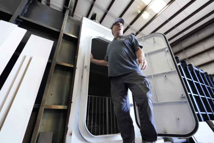 Ron Hubbard, chủ sở hữu của Atlas Survival Shelters, giới thiệu về hầm trú ẩn mà công ty ông đang xây dựng cho một khách hàng trong chuyến tham quan cơ sở sản xuất của mình tại Sulphur Springs, Texas. (Nguồn: AP)