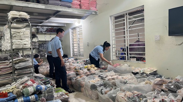 Gia Lai: Tạm giữ gần 1.000 sản phẩm nghi giả mạo nhãn hiệu Lacoste, Nike - Ảnh 1.