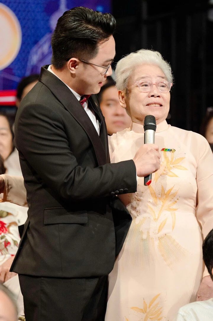 Bà Hồ Mỹ Hạnh trong chương trình họp mặt các thế hệ phát thanh viên HTV nhân kỷ niệm 50 năm phát sóng đầu tiên.