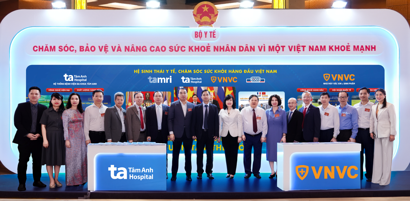 Bộ trưởng Bộ Y tế Đào Hồng Lan thăm và chụp hình tại gian trưng bày của Hệ thống Bệnh viện Đa khoa Tâm Anh, Hệ thống Tiêm chủng VNVC. Ảnh: BVĐK Tâm Anh image006.png