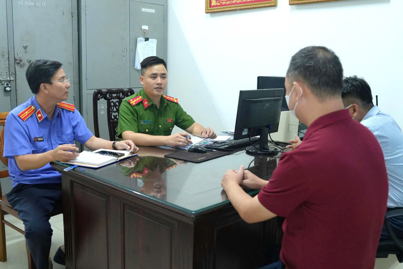 Công an lấy lời khai của các đối tượng images2038627-z7025159180019-162e92e3a38933de680a862b69c2d824.jpg