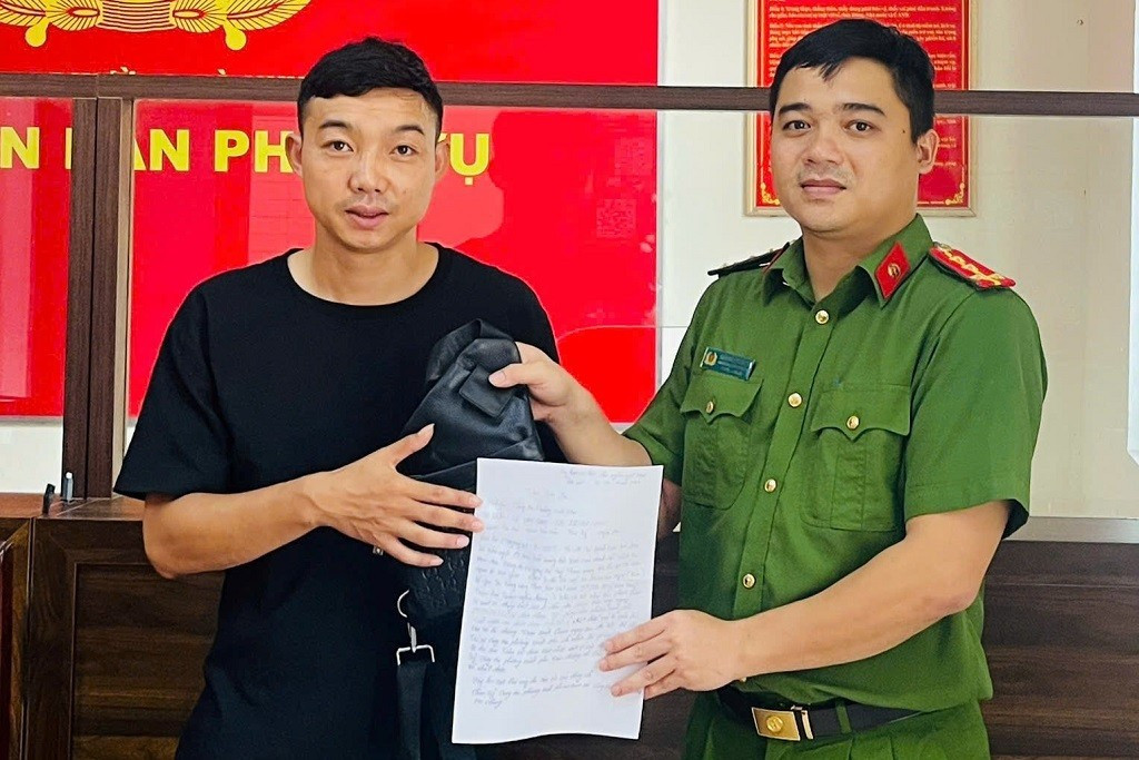Đại úy Trần Nguyên Mạnh trao trả tài sản cho anh Công images2040632-gen-h-trao-tra.jpg