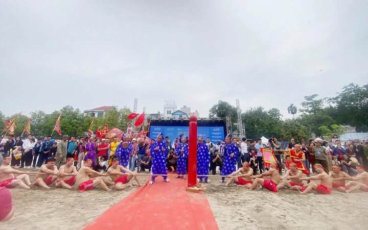 Chương trình mở đầu bằng màn tái hiện nghi thức kéo co ngồi truyền thống của đền Trấn Vũ - nghi lễ được thực hành vào mùng 3 tháng 3 âm lịch hằng năm để tri ân Đức thánh Linh Lang.