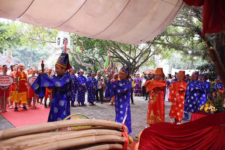 Ngày 16/11, không gian đền Trấn Vũ (phường Long Biên, Hà Nội) thu hút hàng nghìn người dân và du khách đổ về theo dõi chương trình giao lưu, trình diễn di sản văn hóa phi vật thể đại diện của nhân loại - nghi lễ, trò chơi kéo co.