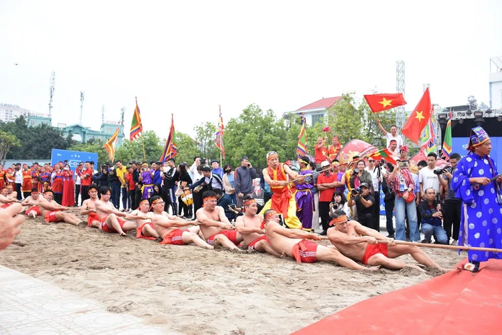 Sợi dây song dài khoảng 25–30 m, được ngâm giếng hàng tháng để tăng độ dẻo, trước khi luồn qua một cột gỗ lim lớn chôn sâu dưới đất.