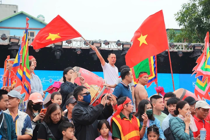 Tiếng trống dồn dập, tiếng hò reo không ngớt của khán giả khiến sân thi đấu nóng lên từng phút.