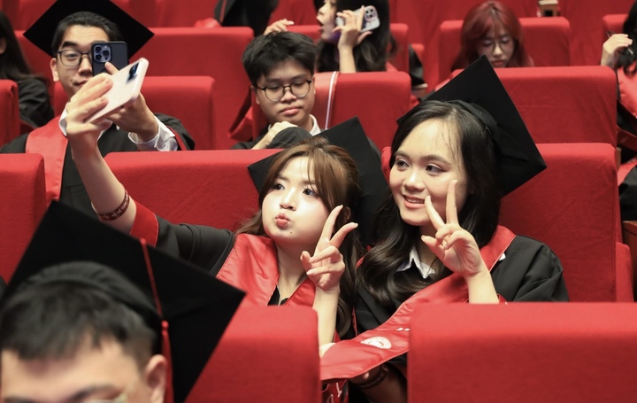 Tân cử nhân lưu giữ khoảnh khắc đáng nhớ cùng bạn bè.