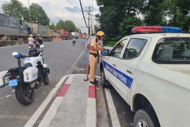 CSGT TP HCM phạt hàng loạt xe tải, xe đầu kéo vì một lỗi nghiêm trọng- Ảnh 2.