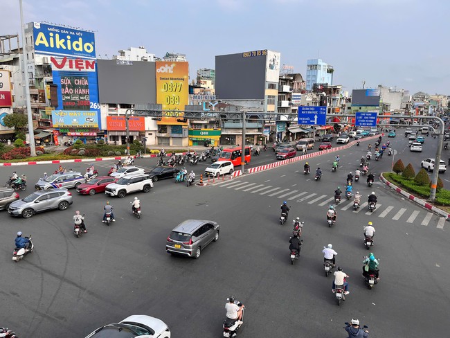 Người dân trở lại TPHCM đi học, đi làm sau kỳ nghỉ Tết - Ảnh 11.