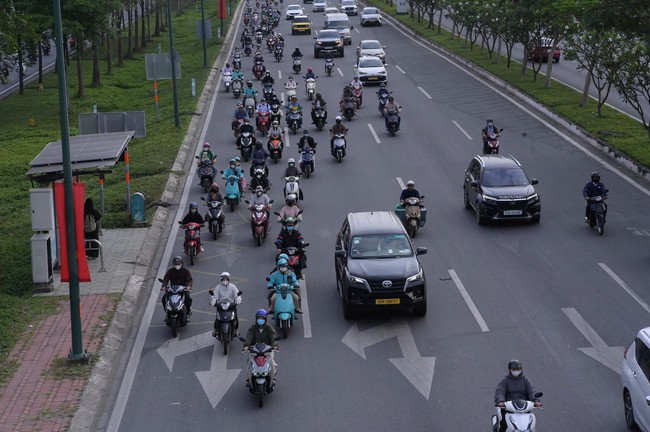 Người dân trở lại TPHCM đi học, đi làm sau kỳ nghỉ Tết - Ảnh 1.