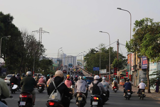 Người dân trở lại TPHCM đi học, đi làm sau kỳ nghỉ Tết - Ảnh 10.