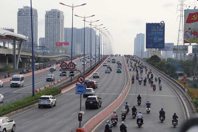 Người dân trở lại TPHCM đi học, đi làm sau kỳ nghỉ Tết - Ảnh 9.