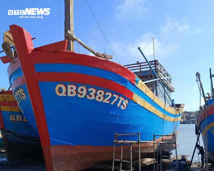 Tàu cá QB-93827TS của ông Lê Ngọc Sơn neo đậu trên bờ trước thời điểm ra khơi và mất liên lạc.