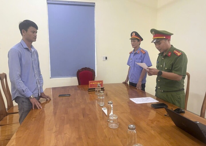 Cơ quan điều tra thi hành các quyết định khởi tố và lệnh bắt tạm giam với Nguyễn Sơn Tùng. (Ảnh: CACC)