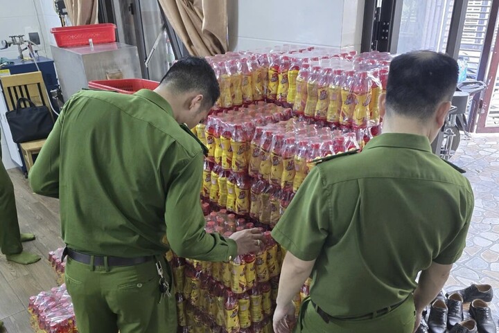 Số tang vật là nước tăng lực giả được cơ quan công an thu giữ. (Ảnh: CACC)