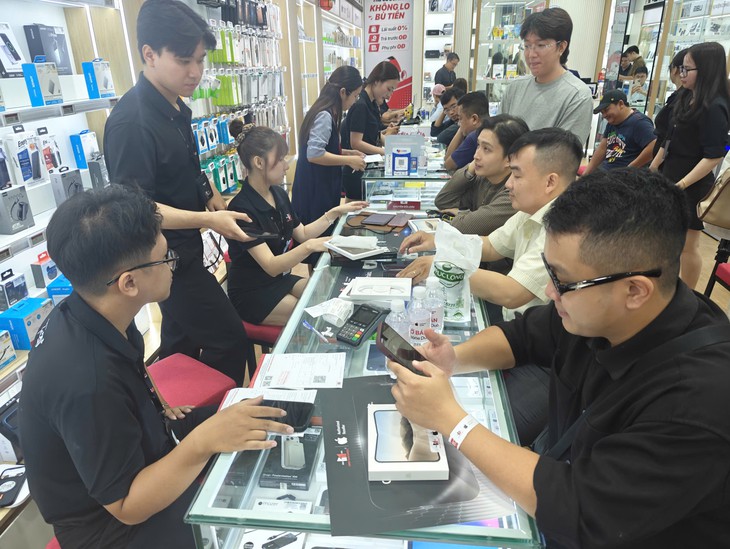 iPhone Duo chính thức lên kệ tại Việt Nam - Ảnh 2.