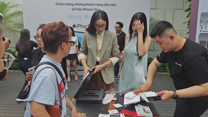 iPhone Duo chính thức lên kệ tại Việt Nam - Ảnh 4.