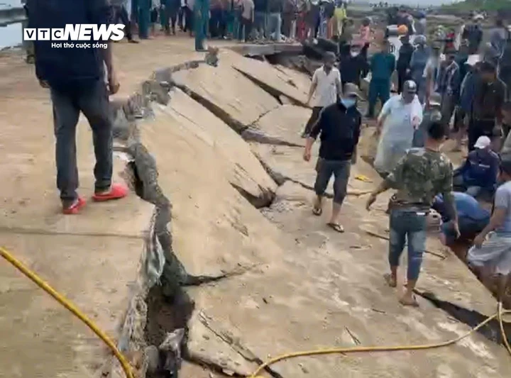 Nhận được tin báo, cơ quan chức năng cùng người dân đem công cụ hỗ trợ đến đưa thi thể các nạn nhân ra ngoài.