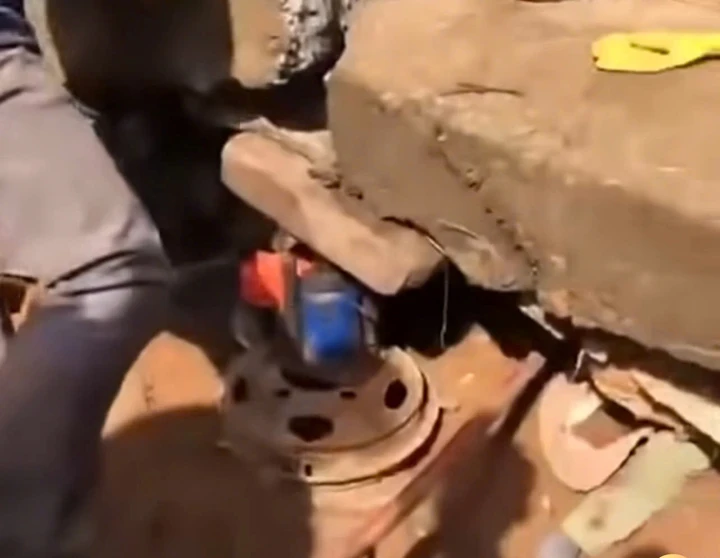 Thi thể các nạn nhân được đưa lên bờ kè để phục vụ công tác khám nghiệm.