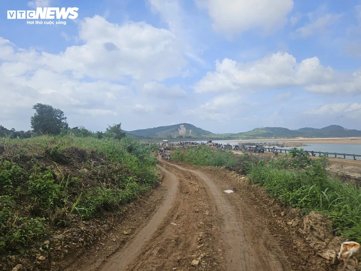 Theo người dân, lúc 4 nạn nhân trú mưa dưới bờ kè thì có xe trọng tải nặng chạy ngang qua.