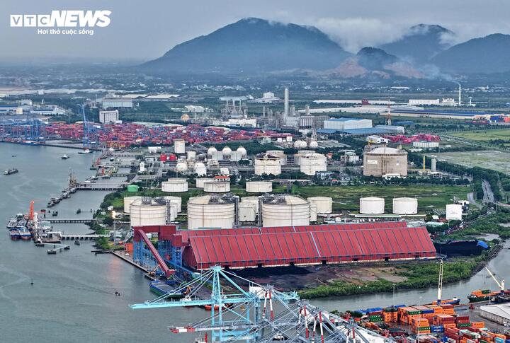 Về quy mô, kho cảng có công suất thiết kế giai đoạn đầu đạt 3 triệu tấn/năm (MTPA) và có thể mở rộng lên 6 triệu tấn/năm.